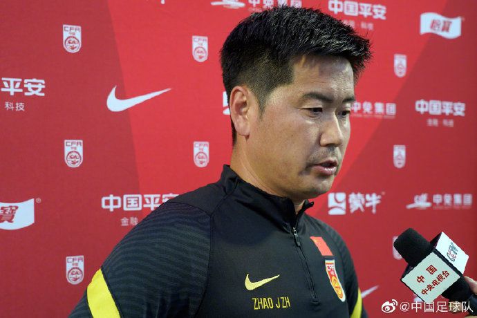 关于自己续约以及球队引援——我非常高兴，续约很简单，也很快。